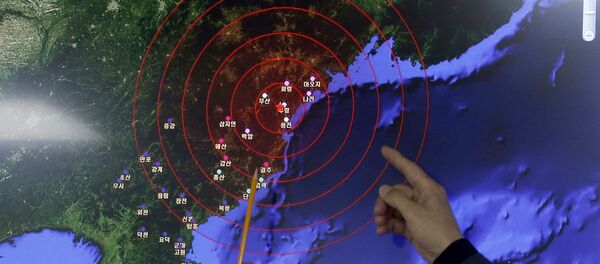 Officers from the Korea Meteorological Administration point at the epicenter of seismic waves in North Korea, at the National Earthquake and Volcano Center of the Korea Meteorological Administration in Seoul, South Korea, Wednesday, Jan. 6, 2016. - Sputnik Србија