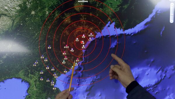 Officers from the Korea Meteorological Administration point at the epicenter of seismic waves in North Korea, at the National Earthquake and Volcano Center of the Korea Meteorological Administration in Seoul, South Korea, Wednesday, Jan. 6, 2016. - Sputnik Srbija