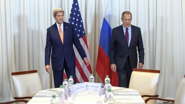 Госсекретарь США Джон Керри и министр иностранных дел России Сергей Лавров на встрече в Женеве - Sputnik Србија