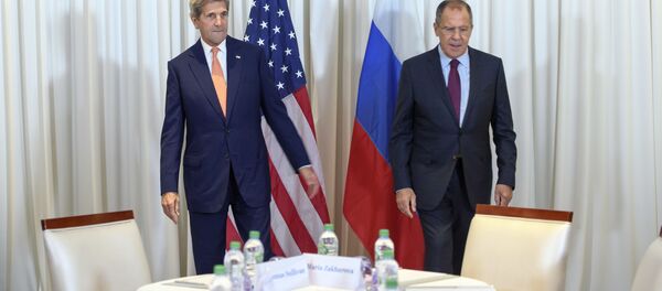 Госсекретарь США Джон Керри и министр иностранных дел России Сергей Лавров на встрече в Женеве - Sputnik Србија