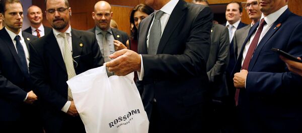 Sergej Lavrov počastio novinare votkom u Ženevi. - Sputnik Srbija