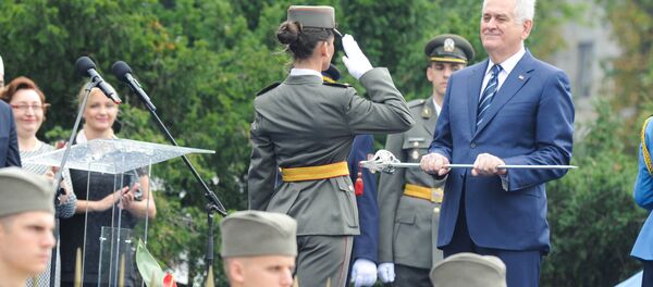 Томислав Николић уручује сабље најбољим младим официрима Војске Србије. - Sputnik Србија