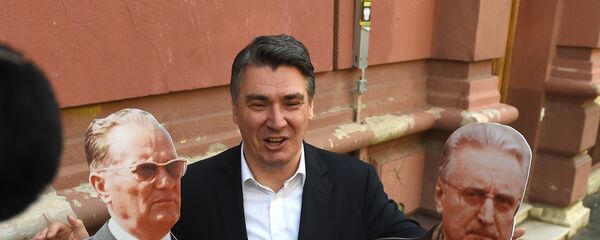 Зоран Милановић позира испред гласачког места са макетама Тита и Туђмана. Зоран Милановић позира испред гласачког места са макетама Тита и Туђмана. - Sputnik Србија