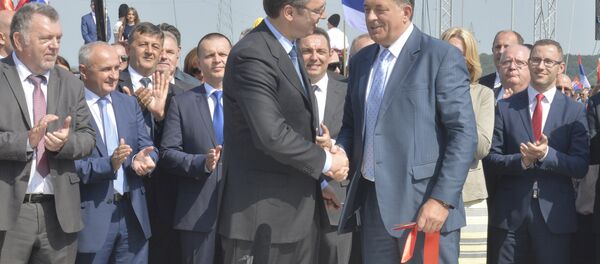 Српски премијер Александар Вучић рукује се са председником Републике Српске Милорадом Додиком на отварању деонице аутопута 9. јануар Прњавор-Добој. - Sputnik Србија