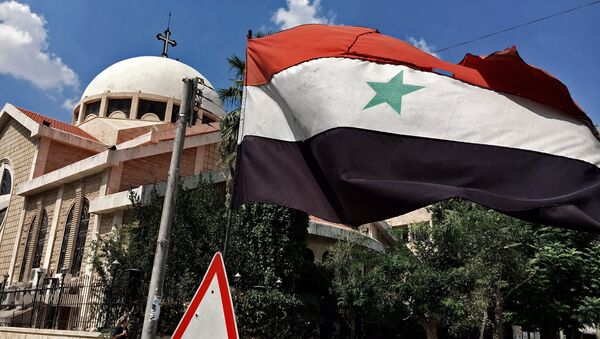 Zastava Sirijske Arapske Republike pored pravoslavne crkve u hrišćanskom delu Alepa - Sputnik Srbija