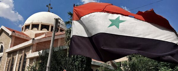 Zastava Sirijske Arapske Republike pored pravoslavne crkve u hrišćanskom delu Alepa - Sputnik Srbija