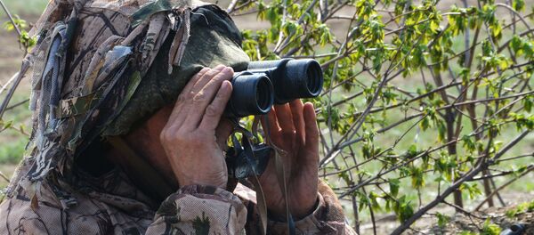 Војник на осматрачком пункту током војне вежбе у Луганској Народној Републици - Sputnik Србија