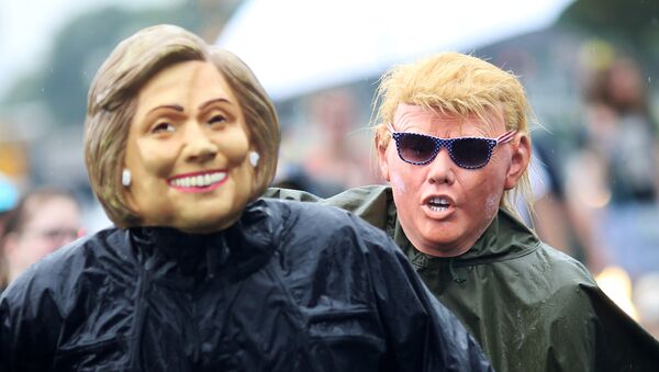 Máscaras de la candidata presidencial del gobernante Partido Demócrata de EEUU, Hillary Clinton, y candidato republicano, Donald Trump - Sputnik Србија