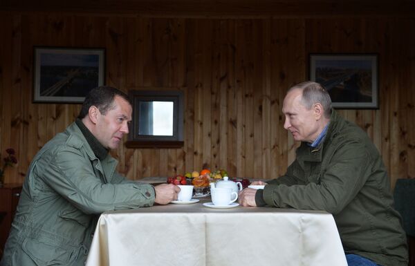 Putin i Medvedev na jezeru Iljmenj - Sputnik Srbija