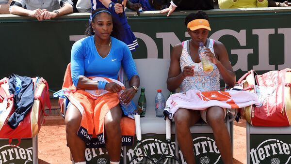 Američke teniserke Serena i Venus Vilijams tokom meča na Rolan Garosu u Parizu. - Sputnik Srbija