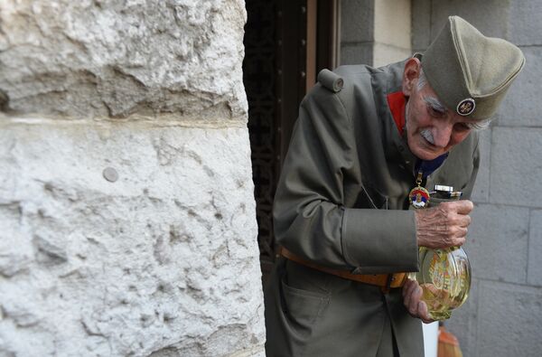 Чувар српског гробља на Зејтинлику Ђорђе Михаиловић. - Sputnik Србија