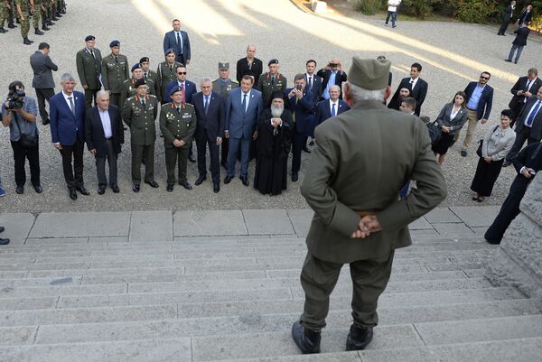 Председници Србије и РС Томислав Николић и Милорад Додик одају почаст српским војницима на гробљу на Зејтинлику. - Sputnik Србија