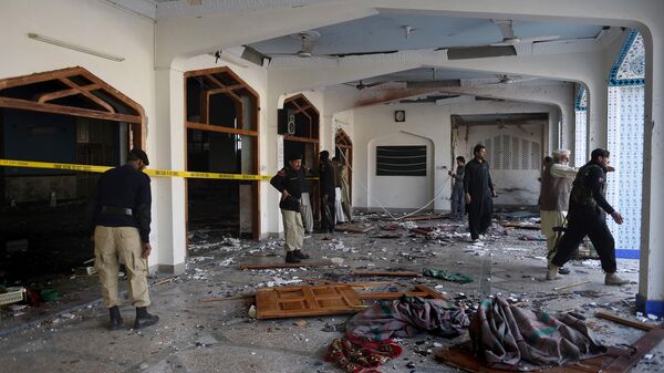 Пакистански полицајци у шиитској џамији у којој је експлодирала бомба 13. фебруара 2015. - Sputnik Србија
