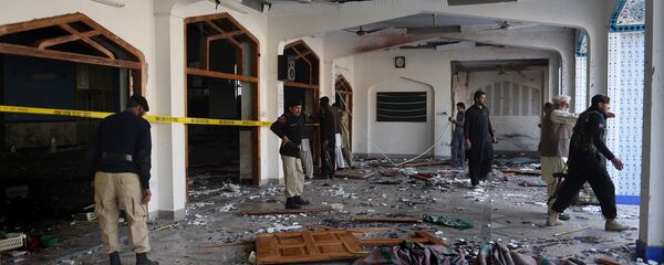 Пакистански полицајци у шиитској џамији у којој је експлодирала бомба 13. фебруара 2015. Пакистански полицајци у шиитској џамији у којој је експлодирала бомба 13. фебруара 2015. - Sputnik Србија