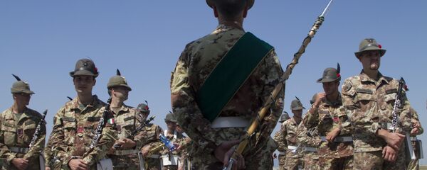 Италијански војници при саставу КФОР-а, на церомноји примопредаје дужнпсти, у Приштини. - Sputnik Србија