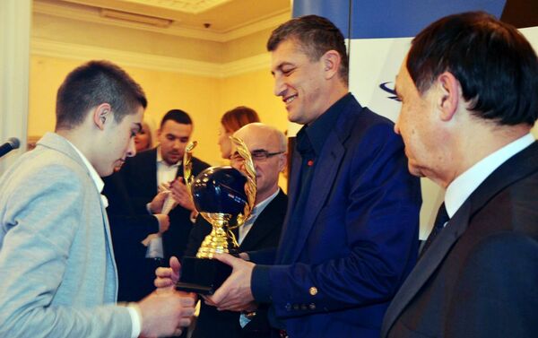 Никола Миљковић на додели награде „Златна кацига“, после освојена три узастопна шампионата државе. - Sputnik Србија