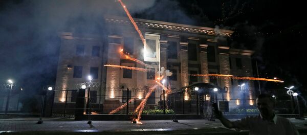 Napadači bacaju petarde na zgradu Ambasade Rusije u Kijevu Napadači bacaju petarde na zgradu Ambasade Rusije u Kijevu - Sputnik Srbija