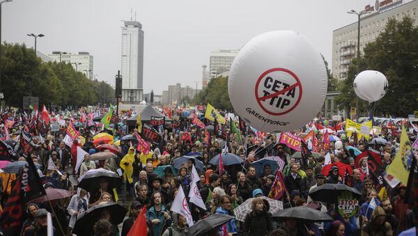 Протест против Трансатлантског трговинског споразума у Берлину - Sputnik Србија