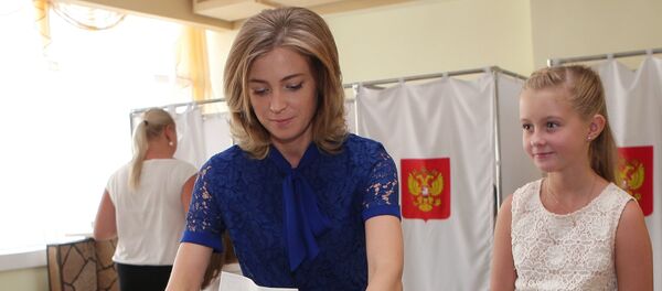 Glavna tužitelja Krima Natalija Poklonska na glasanju - Sputnik Srbija