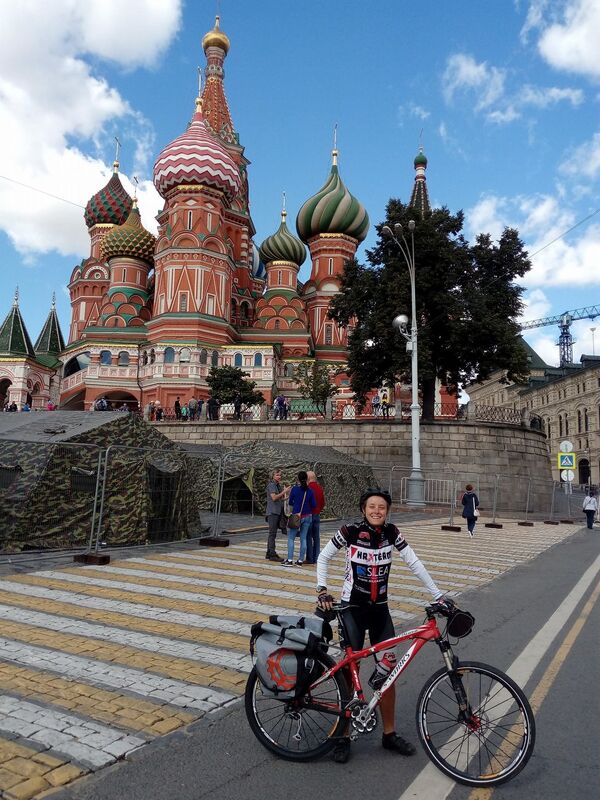 Коначно на циљу - Рита испред иконе руске престонице. - Sputnik Србија