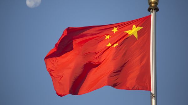Mesec se vidi iza kineske zastave na Trgu Tjenanmen u Pekingu - Sputnik Srbija
