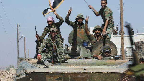 Sirijska vojska posle oslobađanja grada Atšana u Siriji - Sputnik Srbija