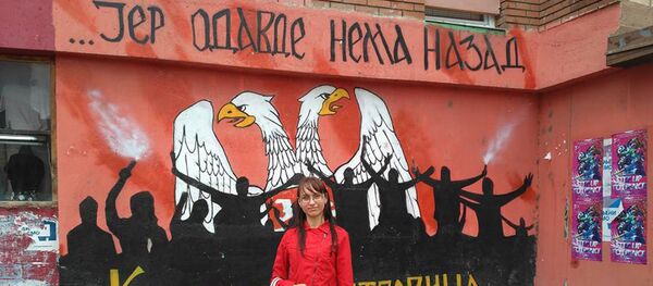 Руска новинарка Оксана Сазонова испред графита у Косовској Митровици - Sputnik Србија