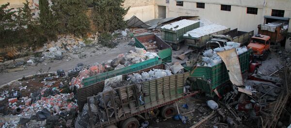 Разбацана хуманитарна помоћ у граду Урум ал Кубра на западном крају северног сиријског града Алепа, након гранатирања хуманитарног конвоја. - Sputnik Србија