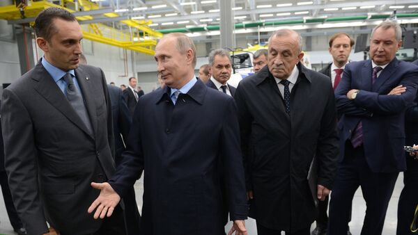 Predsednik Rusije Vladimir Putin tokom posete koncernu Kalašnjikov u Iževsku - Sputnik Srbija