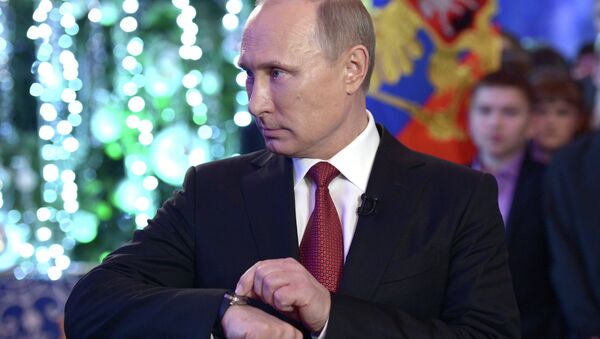 Vladimir Putin sets his watch - Sputnik Србија