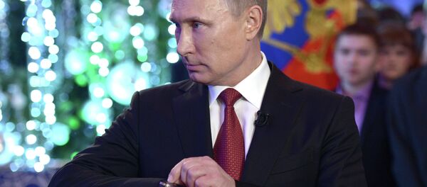 Vladimir Putin sets his watch Vladimir Putin sets his watch - Sputnik Србија