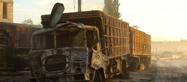 Уничтоженный авиаобстрелом грузовик с гуманитарной помощью в районе города Орм аль-Кубра в западном пригороде Алеппо - Sputnik Србија