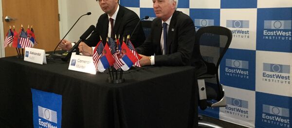 Aleksandar Vučić i bivši ambasador SAD u Srbiji kameron Manter na predavanju u institutu Ist vest u Njujorku. Aleksandar Vučić i bivši ambasador SAD u Srbiji kameron Manter na predavanju u institutu Ist vest u Njujorku. - Sputnik Srbija