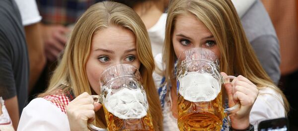 Плавуше пију пиво на отварању Октоберфеста. - Sputnik Србија