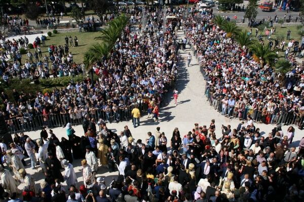 Vernici ispred Sabornog hrama Svetog Jovana Vladimira u Baru Vernici ispred Sabornog hrama Svetog Jovana Vladimira u Baru - Sputnik Srbija