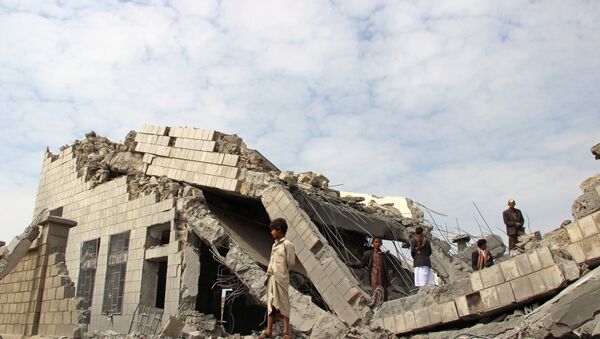 Људи стоје на рушевинама школе коју су бомбардовали Саудијци у северозападном јеменском граду Сада - Sputnik Србија