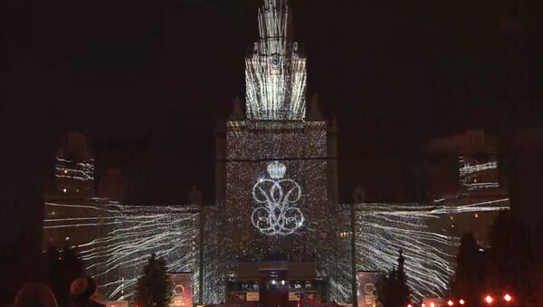 Круг светлости у Москви: пројекција на фасади универзитета Ломоносов - Sputnik Србија