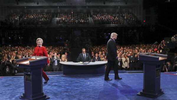 Kandidat Demokratske partije za predsednika SAD Hilari Klinton i kandidat republikanaca Donald Tramp tokom predizborne debate u Njujorku - Sputnik Srbija