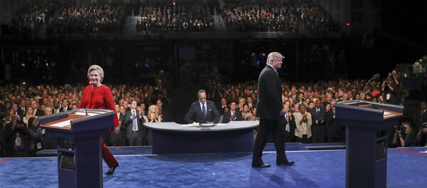 Kandidat Demokratske partije za predsednika SAD Hilari Klinton i kandidat republikanaca Donald Tramp tokom predizborne debate u Njujorku - Sputnik Srbija