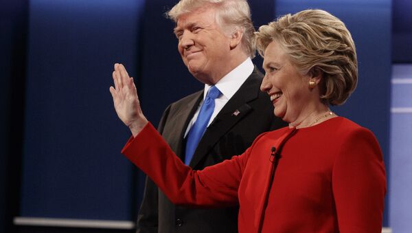 Kandidat Republikanske partije Donald Tramp i kandidat demokrata Hilari Klinton na početku predizborne debate u Njujorku - Sputnik Srbija