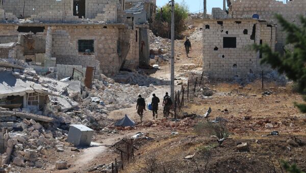 Сиријска војска кроз разрушен палестински камп за избеглице Хандарт, северно од Алепа. - Sputnik Србија