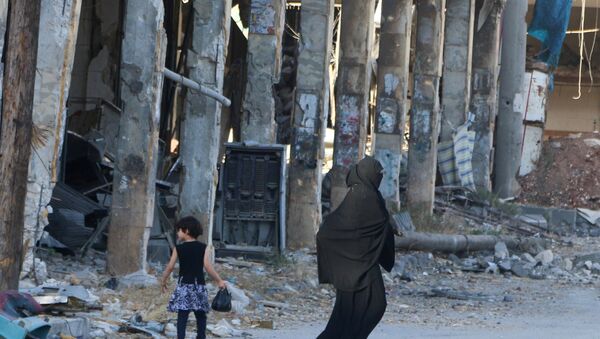 Ljudi šetaju između razrušenih zgrada u Alepu - Sputnik Srbija
