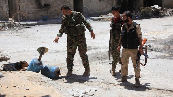 Сиријски војници поред неексплодираних бомби у Алепу - Sputnik Србија