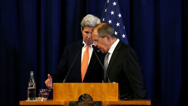 U.S. Secretary of State John Kerry and Russian Foreign Minister Sergei Lavrov confer at the conclusion of their press conference about their meeting on Syria in Geneva, Switzerland September 9, 2016. - Sputnik Srbija