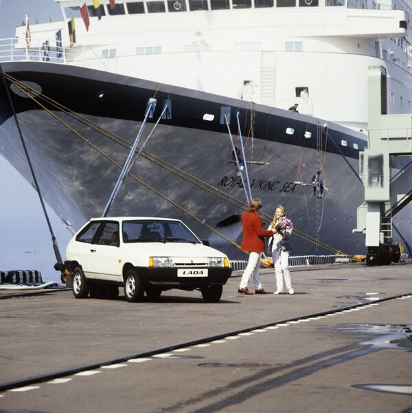 Млади пар позира испред аутомобила ВАЗ-2108 - Sputnik Србија