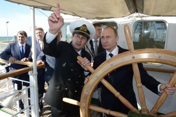 Predsednik Rusije Vladimir Putin na palubi jedrenjaka „Nadežda“ u Sočiju. - Sputnik Srbija