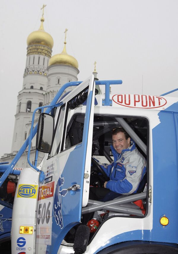 Tadašnji predsednik Rusije Dmitrij Medvedev na Ivanovom trgu u Kremlju u „kamaz masteru“, koji je osvojio „Dakar reli 2009“. - Sputnik Srbija