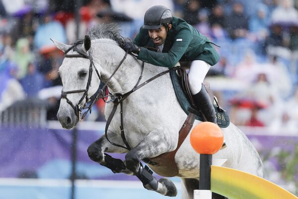 Princ Saudijske Arabije Abdulah el Saud učestvuje na takmičenju u jahanju konja na Letnjim olimpijskim igrama 2012. godine u Londonu. - Sputnik Srbija