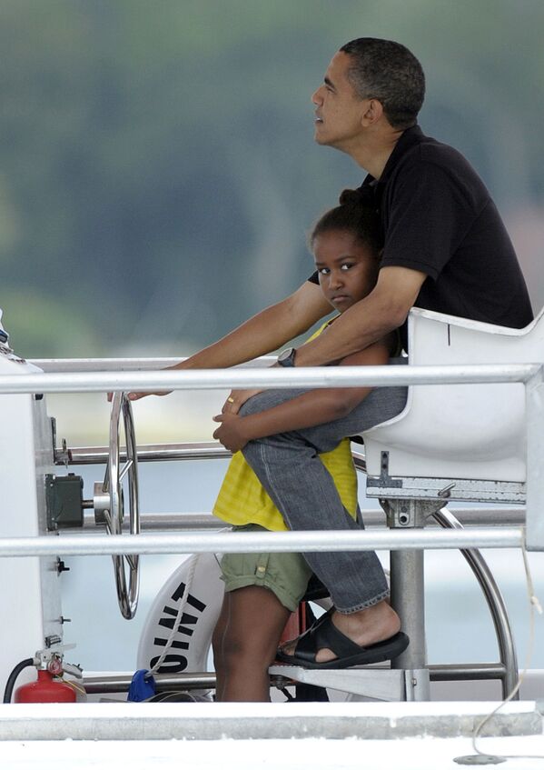 Predsednik SAD Barak Obama sa kćerkom Sašom upravlja brodom. - Sputnik Srbija