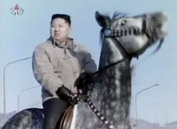 Лидер Северне Кореје Ким Џонг Ун јаше коња. - Sputnik Србија